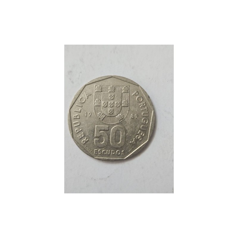 Venda de moeda de 50 escudos de Portugal, ano de 1989. Item numismático raro com a caravela e o brasão de armas. Perfeito para c