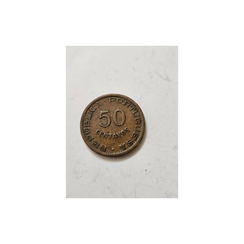 Venda de moeda rara de 50 centavos de Angola de 1961. Item de coleção com brasão colonial português, ideal para numismatas e col