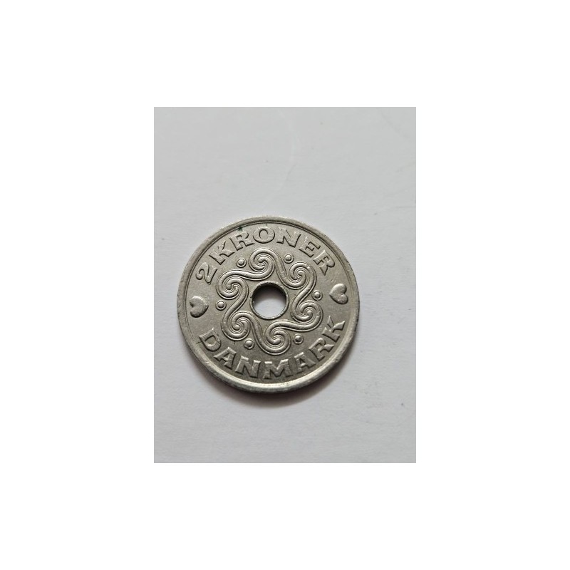 Adquira esta autêntica moeda de 2 Coroas da Dinamarca, cunhada em 1997, com o distintivo orifício central. Uma peça moderna e ún