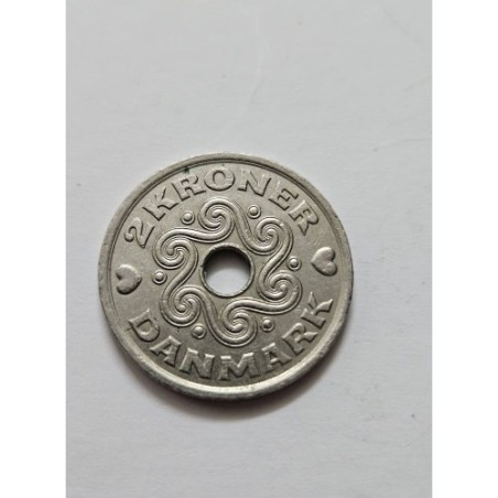 Adquira esta autêntica moeda de 2 Coroas da Dinamarca, cunhada em 1997, com o distintivo orifício central. Uma peça moderna e ún