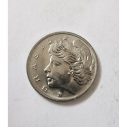 Adquira esta bela e rara moeda de 2 Centavos de 1975 do Brasil. Em condição impecável (Flor de Cunho - FC), é uma peça essencial